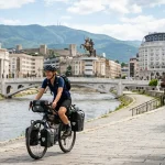 Skopje à vélo : trois jours pour explorer la capitale la plus insolite des Balkans
