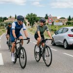 Cyclistes côte à côte : que dit la loi ?