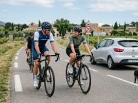 Cyclistes côte à côte : que dit la loi ?