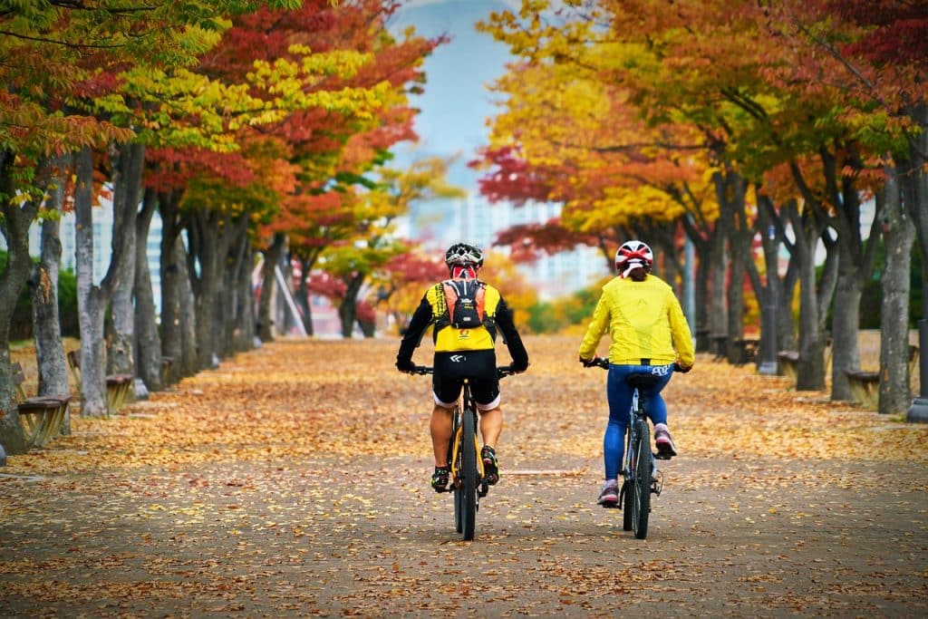 couple-vélo-automne