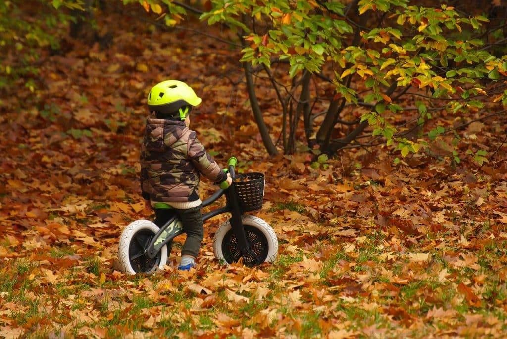 enfant-vélo-automne
