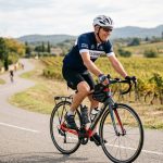 Vélo de route pour les seniors : comment bien le choisir et où rouler en toute sécurité